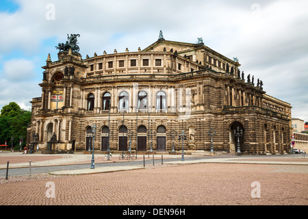 Opernhaus und Denkmal für König Johann von Sachsen Stockfoto