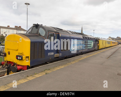 Einen direkten Schiene Dienstleistungen Test Zug angetrieben durch zwei Klasse 37 Diesellokomotiven Testen der Kommunikation an Saltburn station Stockfoto