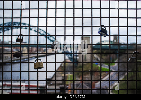 Schlösser auf die High Level Bridge über den Fluss Tyne mit der Tyne Bridge im Hintergrund. Stockfoto