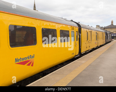 Einen direkten Schiene Dienstleistungen Test Zug angetrieben durch zwei Klasse 37 Diesellokomotiven Testen der Kommunikation an Saltburn station Stockfoto
