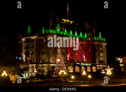 Historischen Empress Hotel in Victoria British Columbia Kanada. Das äußere des Hotels am Abend dekoriert mit Weihnachtsbeleuchtung Stockfoto