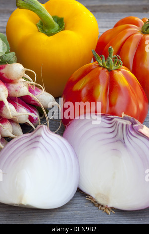 Frisches Gemüse mit Tomaten, roten Zwiebeln, Radieschen und Paprika aus dem Wochenmarkt auf einem alten Holztisch Stockfoto