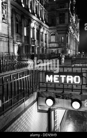 Hôtel de Ville-Metro-Eingang in der Nacht, Paris. Stockfoto