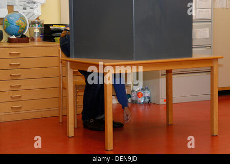 Berlin, Deutschland. 22. September 2013. Wähler ihre Stimmzettel für 18. Bundestagswahl in Berlin abgegeben. Bildnachweis: Reynaldo Chaib Paganelli/Alamy Live-Nachrichten Stockfoto