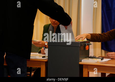 Berlin, Deutschland. 22. September 2013. Wähler ihre Stimmzettel für 18. Bundestagswahl in Berlin abgegeben. Bildnachweis: Reynaldo Chaib Paganelli/Alamy Live-Nachrichten Stockfoto