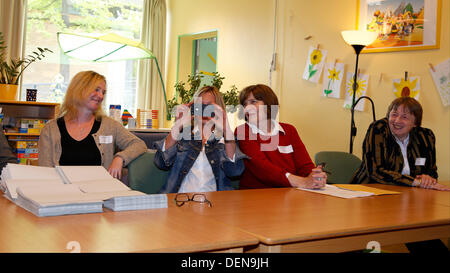 Berlin, Deutschland. 22. September 2013. Wähler ihre Stimmzettel für 18. Bundestagswahl in Berlin abgegeben. Bildnachweis: Reynaldo Chaib Paganelli/Alamy Live-Nachrichten Stockfoto