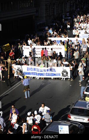 Rom, Italien. September 2013. Tausende von Anti-Deponie-Demonstranten gegen die mögliche Eröffnung einer neuen Deponie (auch bekannt als Kipp-, Halde-, Mülldeponie oder Deponie und historisch als Midden) in Falcognana, Gemeinde Rom, am 21. September 2013 Credit: S.s./Alamy Live News Stockfoto