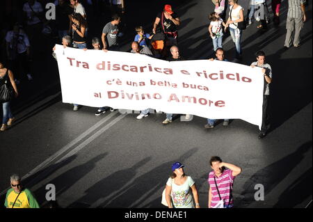 Rom, Italien. September 2013. Tausende von Anti-Deponie-Demonstranten gegen die mögliche Eröffnung einer neuen Deponie (auch bekannt als Kipp-, Halde-, Mülldeponie oder Deponie und historisch als Midden) in Falcognana, Gemeinde Rom, am 21. September 2013 Credit: S.s./Alamy Live News Stockfoto