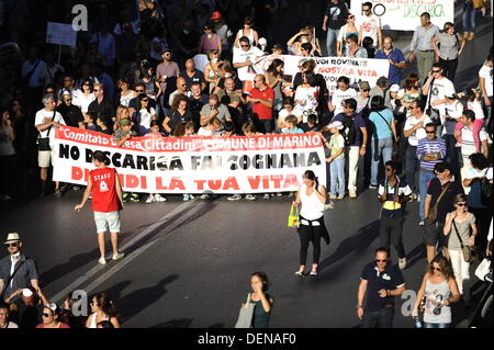 Rom, Italien. September 2013. Tausende von Anti-Deponie-Demonstranten gegen die mögliche Eröffnung einer neuen Deponie (auch bekannt als Kipp-, Halde-, Mülldeponie oder Deponie und historisch als Midden) in Falcognana, Gemeinde Rom, am 21. September 2013 Credit: S.s./Alamy Live News Stockfoto