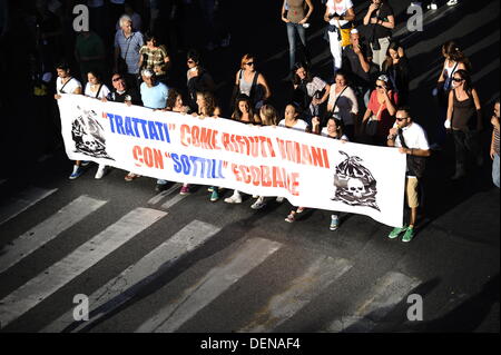 Rom, Italien. September 2013. Tausende von Anti-Deponie-Demonstranten gegen die mögliche Eröffnung einer neuen Deponie (auch bekannt als Kipp-, Halde-, Mülldeponie oder Deponie und historisch als Midden) in Falcognana, Gemeinde Rom, am 21. September 2013 Credit: S.s./Alamy Live News Stockfoto