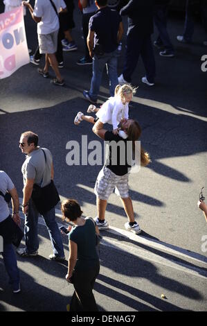 Rom, Italien. September 2013. Tausende von Anti-Deponie-Demonstranten gegen die mögliche Eröffnung einer neuen Deponie (auch bekannt als Kipp-, Halde-, Mülldeponie oder Deponie und historisch als Midden) in Falcognana, Gemeinde Rom, am 21. September 2013 Credit: S.s./Alamy Live News Stockfoto