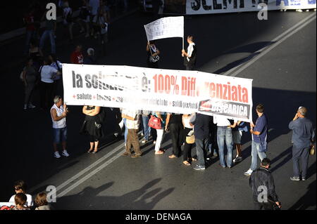 Rom, Italien. September 2013. Tausende von Anti-Deponie-Demonstranten gegen die mögliche Eröffnung einer neuen Deponie (auch bekannt als Kipp-, Halde-, Mülldeponie oder Deponie und historisch als Midden) in Falcognana, Gemeinde Rom, am 21. September 2013 Credit: S.s./Alamy Live News Stockfoto