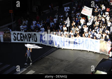 Rom, Italien. September 2013. Tausende von Anti-Deponie-Demonstranten gegen die mögliche Eröffnung einer neuen Deponie (auch bekannt als Kipp-, Halde-, Mülldeponie oder Deponie und historisch als Midden) in Falcognana, Gemeinde Rom, am 21. September 2013 Credit: S.s./Alamy Live News Stockfoto