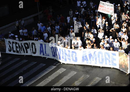 Rom, Italien. September 2013. Tausende von Anti-Deponie-Demonstranten gegen die mögliche Eröffnung einer neuen Deponie (auch bekannt als Kipp-, Halde-, Mülldeponie oder Deponie und historisch als Midden) in Falcognana, Gemeinde Rom, am 21. September 2013 Credit: S.s./Alamy Live News Stockfoto