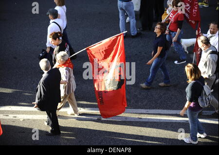 Rom, Italien. September 2013. Tausende von Anti-Deponie-Demonstranten gegen die mögliche Eröffnung einer neuen Deponie (auch bekannt als Kipp-, Halde-, Mülldeponie oder Deponie und historisch als Midden) in Falcognana, Gemeinde Rom, am 21. September 2013 Credit: S.s./Alamy Live News Stockfoto