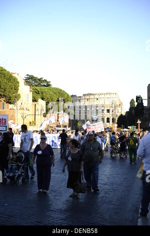 Rom, Italien. 21 Sep, 2013. Tausende von Anti-deponie Demonstranten gegen die mögliche Eröffnung einer neuen Deponie (auch als Tipp, dump, Müllhalde oder Müllhalde bekannt und historisch als Midden) in falcognana, die Gemeinde von Rom, am 21. September 2013 Quelle: s. s./alamy leben Nachrichten Stockfoto