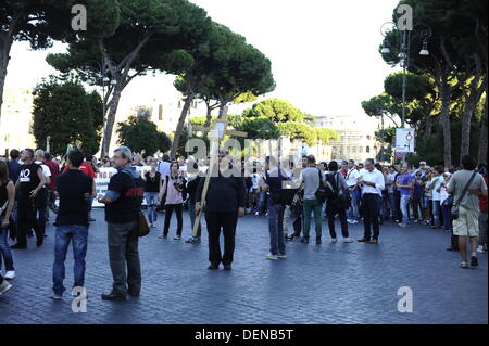 Rom, Italien. September 2013. Tausende von Anti-Deponie-Demonstranten gegen die mögliche Eröffnung einer neuen Deponie (auch bekannt als Kipp-, Halde-, Mülldeponie oder Deponie und historisch als Midden) in Falcognana, Gemeinde Rom, am 21. September 2013 Credit: S.s./Alamy Live News Stockfoto