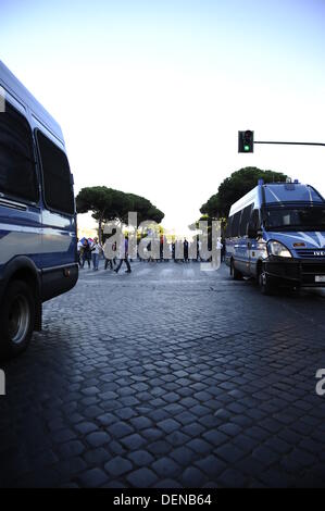 Rom, Italien. September 2013. Tausende von Anti-Deponie-Demonstranten gegen die mögliche Eröffnung einer neuen Deponie (auch bekannt als Kipp-, Halde-, Mülldeponie oder Deponie und historisch als Midden) in Falcognana, Gemeinde Rom, am 21. September 2013 Credit: S.s./Alamy Live News Stockfoto