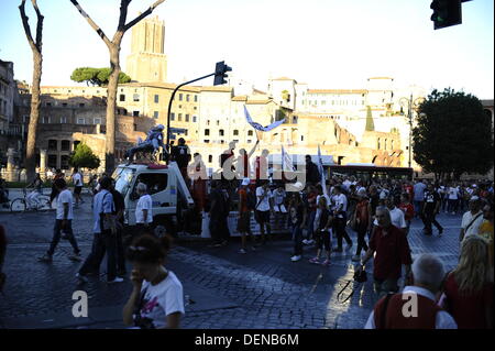 Rom, Italien. September 2013. Tausende von Anti-Deponie-Demonstranten gegen die mögliche Eröffnung einer neuen Deponie (auch bekannt als Kipp-, Halde-, Mülldeponie oder Deponie und historisch als Midden) in Falcognana, Gemeinde Rom, am 21. September 2013 Credit: S.s./Alamy Live News Stockfoto