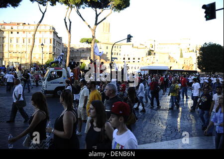 Rom, Italien. September 2013. Tausende von Anti-Deponie-Demonstranten gegen die mögliche Eröffnung einer neuen Deponie (auch bekannt als Kipp-, Halde-, Mülldeponie oder Deponie und historisch als Midden) in Falcognana, Gemeinde Rom, am 21. September 2013 Credit: S.s./Alamy Live News Stockfoto