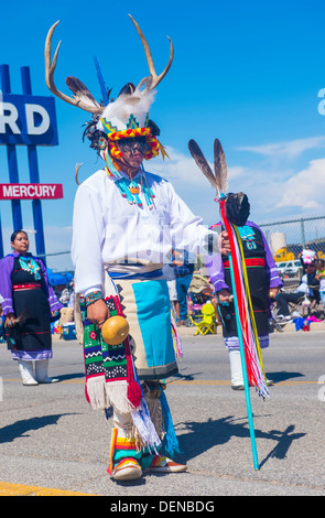 Indianer mit Tracht beteiligt sich bei der 92 jährlichen Inter-tribal feierlichen parade Stockfoto