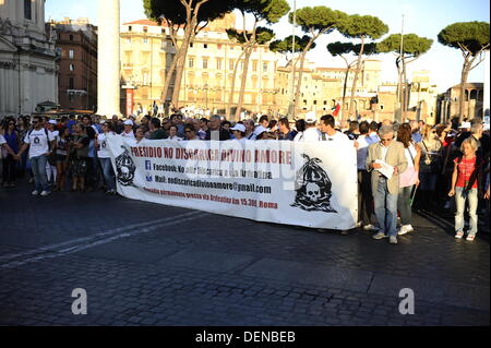 Rom, Italien. 21 Sep, 2013. Tausende von Anti-deponie Demonstranten gegen die mögliche Eröffnung einer neuen Deponie (auch als Tipp, dump, Müllhalde oder Müllhalde bekannt und historisch als Midden) in falcognana, die Gemeinde von Rom, am 21. September 2013 Quelle: s. s./alamy leben Nachrichten Stockfoto