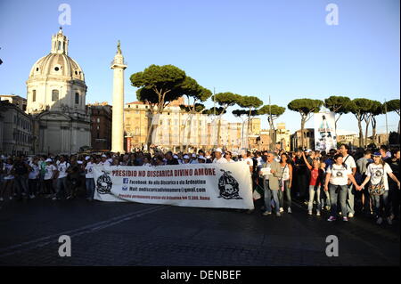 Rom, Italien. September 2013. Tausende von Anti-Deponie-Demonstranten gegen die mögliche Eröffnung einer neuen Deponie (auch bekannt als Kipp-, Halde-, Mülldeponie oder Deponie und historisch als Midden) in Falcognana, Gemeinde Rom, am 21. September 2013 Credit: S.s./Alamy Live News Stockfoto