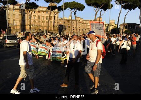 Rom, Italien. September 2013. Tausende von Anti-Deponie-Demonstranten gegen die mögliche Eröffnung einer neuen Deponie (auch bekannt als Kipp-, Halde-, Mülldeponie oder Deponie und historisch als Midden) in Falcognana, Gemeinde Rom, am 21. September 2013 Credit: S.s./Alamy Live News Stockfoto