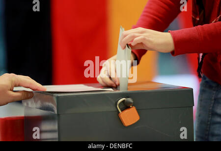 Berlin, Deutschland. 22. September 2013. Eine Person wirft ihre Stimmzettel für die Bundestagswahl 2013 in Berlin, Deutschland, 22. September 2013. Foto: MICHAEL KAPPELER/Dpa/Alamy Live News Stockfoto