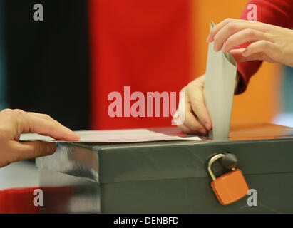 Berlin, Deutschland. 22. September 2013. Eine Person wirft ihre Stimmzettel für die Bundestagswahl 2013 in Berlin, Deutschland, 22. September 2013. Foto: MICHAEL KAPPELER/Dpa/Alamy Live News Stockfoto