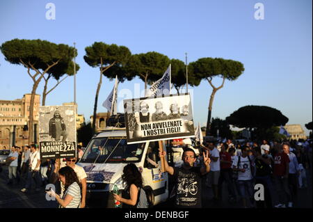 Rom, Italien. September 2013. Tausende von Anti-Deponie-Demonstranten gegen die mögliche Eröffnung einer neuen Deponie (auch bekannt als Kipp-, Halde-, Mülldeponie oder Deponie und historisch als Midden) in Falcognana, Gemeinde Rom, am 21. September 2013 Credit: S.s./Alamy Live News Stockfoto