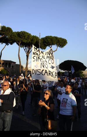 Rom, Italien. September 2013. Tausende von Anti-Deponie-Demonstranten gegen die mögliche Eröffnung einer neuen Deponie (auch bekannt als Kipp-, Halde-, Mülldeponie oder Deponie und historisch als Midden) in Falcognana, Gemeinde Rom, am 21. September 2013 Credit: S.s./Alamy Live News Stockfoto