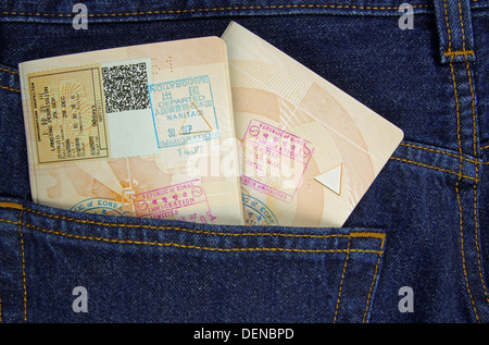 zwei offene Pässe in einer blauen Jeans-Tasche Stockfoto