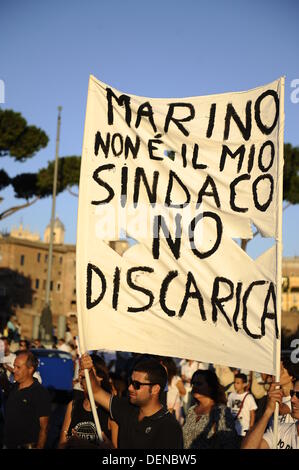 Rom, Italien. 21 Sep, 2013. Tausende von Anti-deponie Demonstranten gegen die mögliche Eröffnung einer neuen Deponie (auch als Tipp, dump, Müllhalde oder Müllhalde bekannt und historisch als Midden) in falcognana, die Gemeinde von Rom, am 21. September 2013 Quelle: s. s./alamy leben Nachrichten Stockfoto
