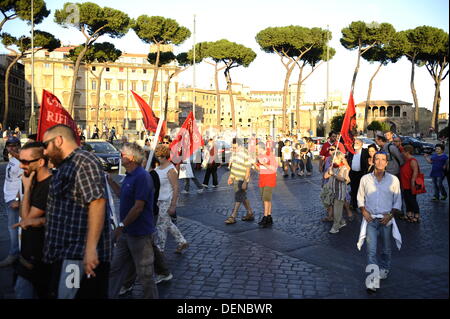 Rom, Italien. September 2013. Tausende von Anti-Deponie-Demonstranten gegen die mögliche Eröffnung einer neuen Deponie (auch bekannt als Kipp-, Halde-, Mülldeponie oder Deponie und historisch als Midden) in Falcognana, Gemeinde Rom, am 21. September 2013 Credit: S.s./Alamy Live News Stockfoto