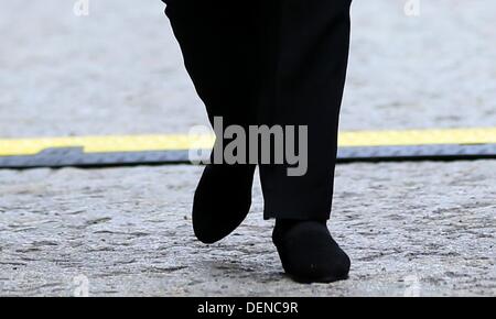 Berlin, Deutschland. 22. September 2013. Bundeskanzlerin Angela Merkel geht zu ihrem Wahllokal in Berlin, Deutschland, 22. September 2013. Foto: Christian Charisius/Dpa/Alamy Live News Stockfoto