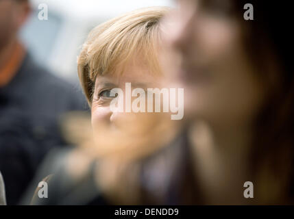 Berlin, Deutschland. 22. September 2013. Bundeskanzlerin Angela Merkel im Wahllokal in Berlin, Deutschland, 22. September 2013. Foto: KAY NIETFELD/Dpa/Alamy Live News Stockfoto