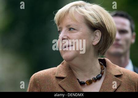 Berlin, Deutschland. 22. September 2013. Bundeskanzlerin Angela Merkel im Wahllokal in Berlin, Deutschland, 22. September 2013. Foto: KAY NIETFELD/Dpa/Alamy Live News Stockfoto