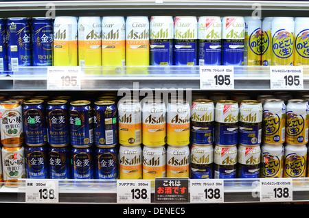 Japanische Bier-ähnliche Getränke zum Verkauf in einem Supermarkt in Japan. Stockfoto