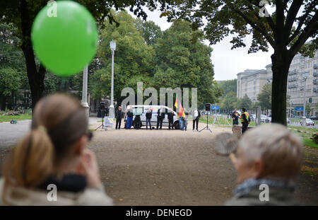 Berlin-Kreuzberg, Deutschland. 21. September 2013. Manfred Rouhs, Bundesvorsitzender der rechtsextremen Pro Deutschland Bürger Bewegung Partei sprechen auf ein leeres Quadrat in Berlin-Kreuzberg, Deutschland, 21. September 2013. Foto: BERND VON JUTRCZENKA/Dpa/Alamy Live-Nachrichten Stockfoto