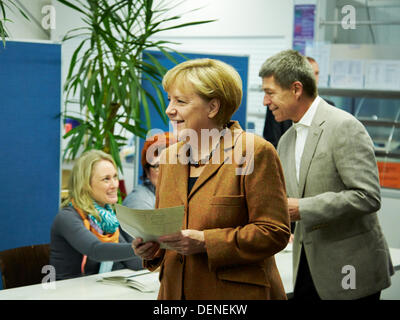 Berlin, Deutschland. 22. September 2013. Angela Merkel (CDU), Bundeskanzlerin, mit ihrem Ehemann warf ihre Stimmzettel für die 18. Bundestagswahl Studentenwerk Mensa Süd in Berlin. Bildnachweis: Reynaldo Chaib Paganelli/Alamy Live-Nachrichten Stockfoto