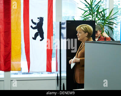 Berlin, Deutschland. 22. September 2013. Angela Merkel (CDU), Bundeskanzlerin, mit ihrem Ehemann warf ihre Stimmzettel für die 18. Bundestagswahl Studentenwerk Mensa Süd in Berlin. Bildnachweis: Reynaldo Chaib Paganelli/Alamy Live-Nachrichten Stockfoto