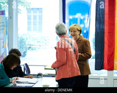 Berlin, Deutschland. 22. September 2013. Angela Merkel (CDU), Bundeskanzlerin, mit ihrem Ehemann warf ihre Stimmzettel für die 18. Bundestagswahl Studentenwerk Mensa Süd in Berlin. Bildnachweis: Reynaldo Chaib Paganelli/Alamy Live-Nachrichten Stockfoto