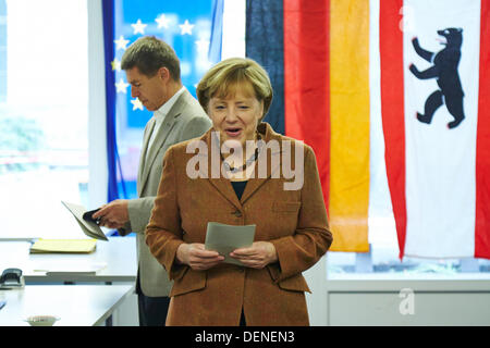 Berlin, Deutschland. 22. September 2013. Angela Merkel (CDU), Bundeskanzlerin, mit ihrem Ehemann warf ihre Stimmzettel für die 18. Bundestagswahl Studentenwerk Mensa Süd in Berlin. Bildnachweis: Reynaldo Chaib Paganelli/Alamy Live-Nachrichten Stockfoto