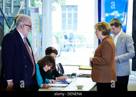 Berlin, Deutschland. 22. September 2013. Angela Merkel (CDU), Bundeskanzlerin, mit ihrem Ehemann warf ihre Stimmzettel für die 18. Bundestagswahl Studentenwerk Mensa Süd in Berlin. Bildnachweis: Reynaldo Chaib Paganelli/Alamy Live-Nachrichten Stockfoto