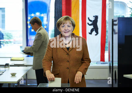 Berlin, Deutschland. 22. September 2013. Angela Merkel (CDU), Bundeskanzlerin, mit ihrem Ehemann warf ihre Stimmzettel für die 18. Bundestagswahl Studentenwerk Mensa Süd in Berlin. Bildnachweis: Reynaldo Chaib Paganelli/Alamy Live-Nachrichten Stockfoto