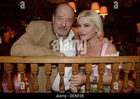 München, Deutschland. 21. September 2013. Musikproduzent Ralph Siegel und seine Frau Kriemhild posieren für die Kamera auf die Kaefer Bierzelt 180. Oktoberfest in München, Deutschland, 21. September 2013. Das größte Volksfest der Welt findet vom 21. September bis 06. Oktober 2013. Foto: Felix Hoerhager/Dpa/Alamy Live News Stockfoto