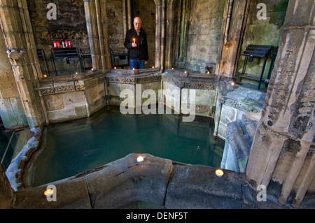 St.Winefride es nun, eine heilige Stätte, wo eine Quelle Wasser aus den Hang zum Baden von einem frommen orientalischen man.a Wales UK bringt Stockfoto