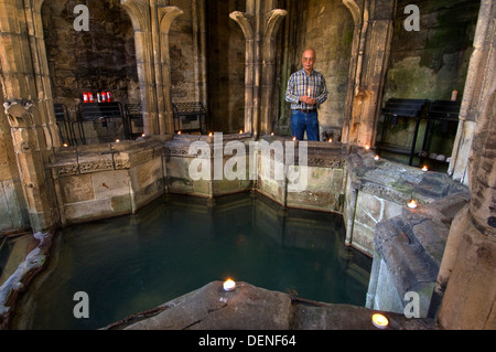 St.Winefride es nun, eine heilige Stätte, wo eine Quelle Wasser aus den Hang zum Baden von einem frommen orientalischen man.a Wales UK bringt Stockfoto