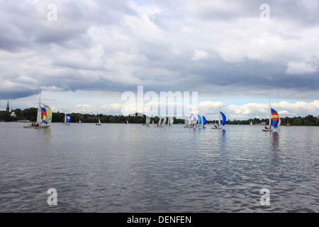 Ein Foto von einem Innenstadt-Regatta in Hamburg, Deutschland. Es war bewölkt und mäßig windig Tag. Alle haben Spaß! Stockfoto